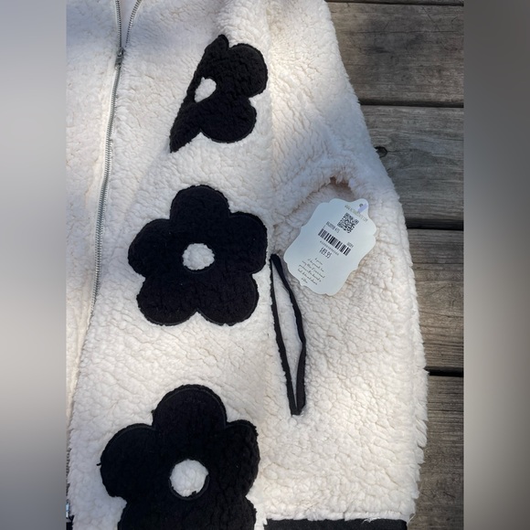 ✨Brand New✨ Fluffy Zippered Jacket - Picture 4 of 6